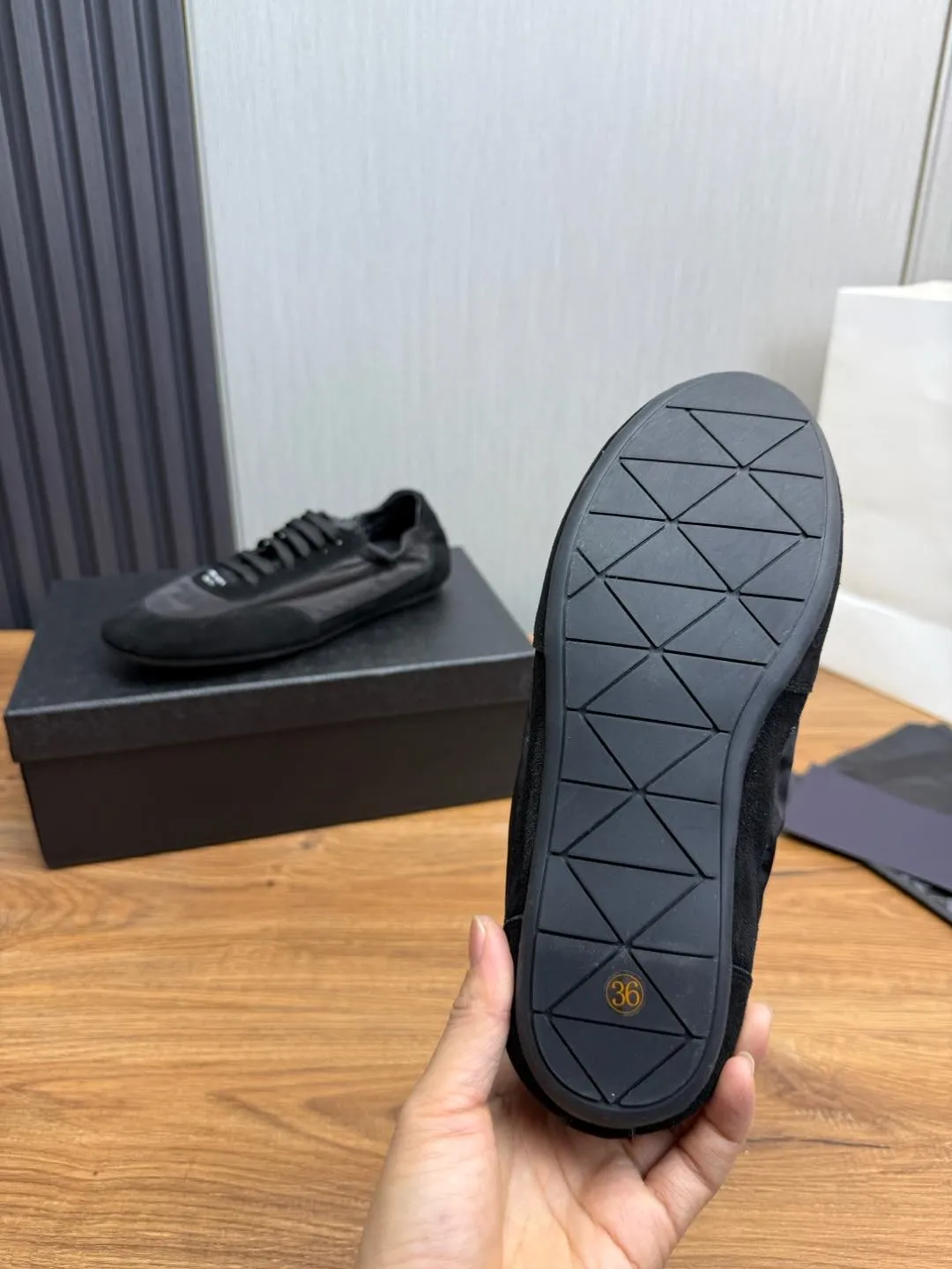 Men's shoes 💰600💰 PRADA 2025 Early Spring Collapse New Couple Style Sports Shoes Moral Training Shoes The name Collapse comes from the fact that it can be easily put on and taken off with bare hands. The light and comfortable features make it more relaxed and casual. The side elastic design can be worn twice! Super comfortable catwalk sneakers, as light and thin as ballet slippers, as comfortable as sneakers, comfortable and super light on the feet. Fabric: nubuck leather spliced ​​with nylon cloth. Silk cowhide foot pads. Size: Women's code 35/40 Men's code 39/45